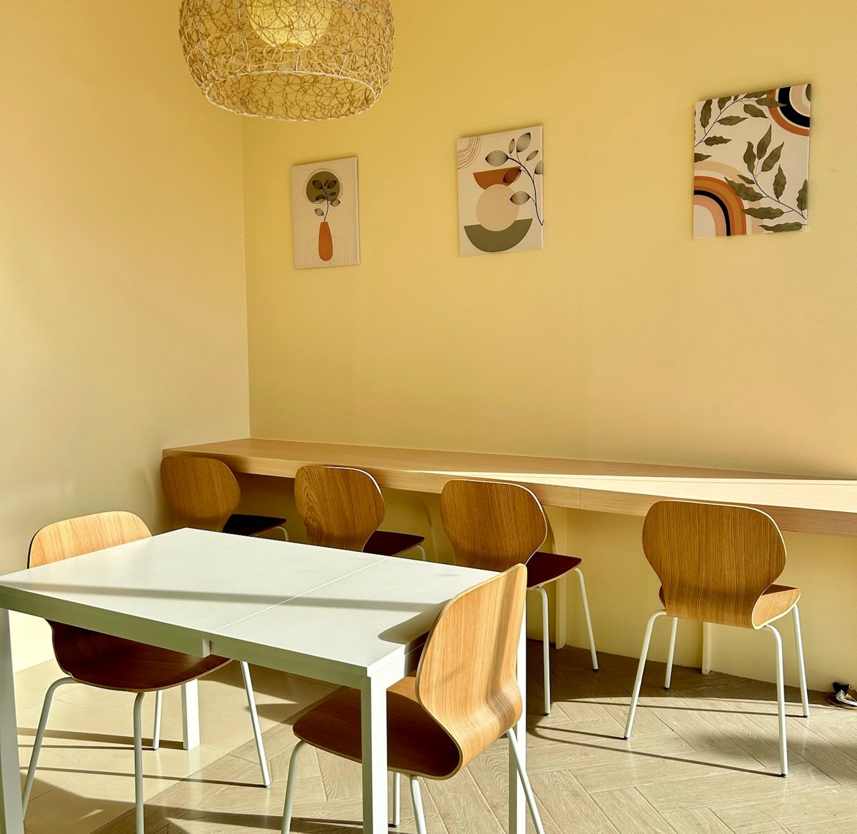 Snap & Sip co-working space with long desk and wooden chairs